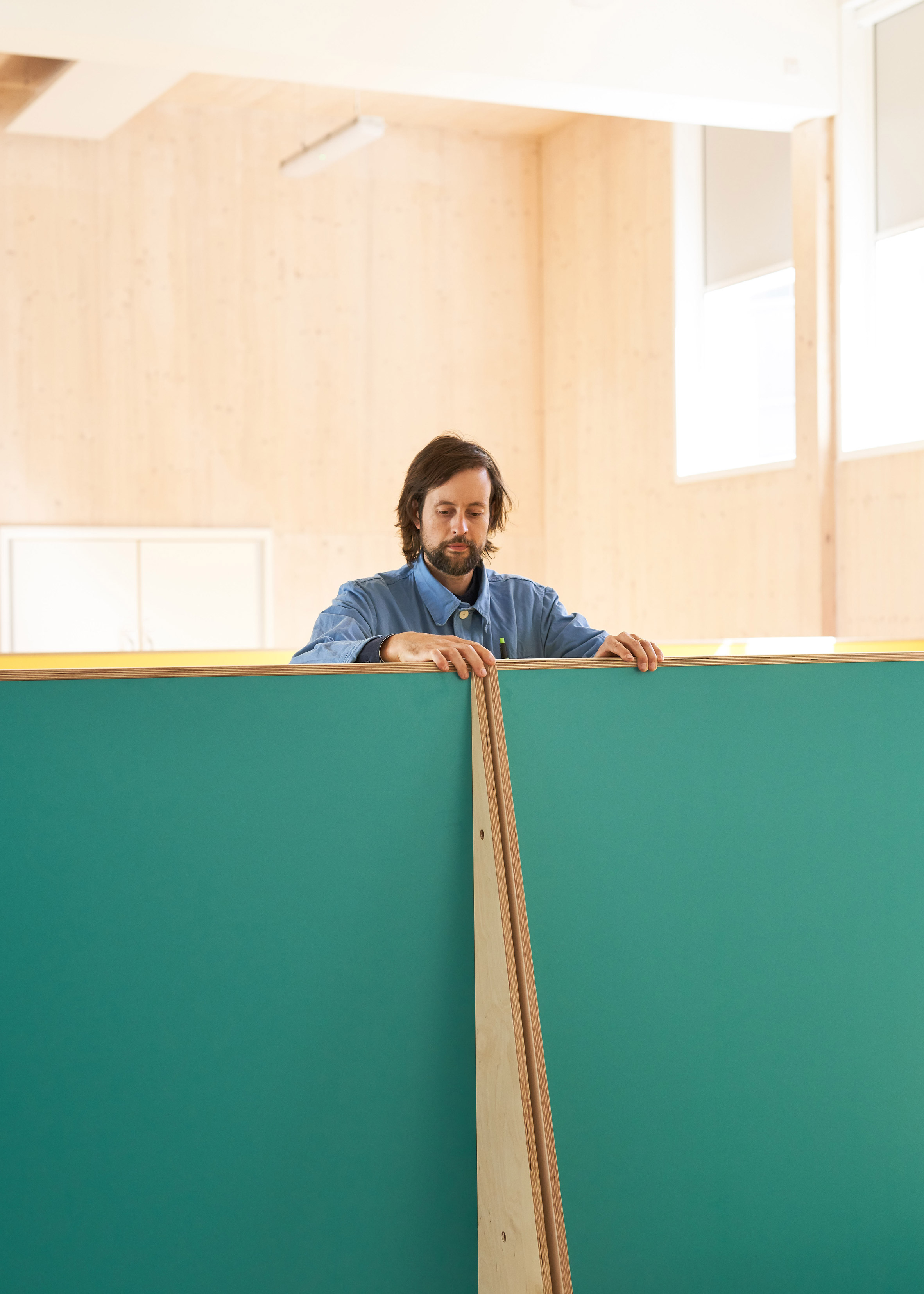 伦敦小学打造社交距离家具，彩色移动屏幕助力防疫-22