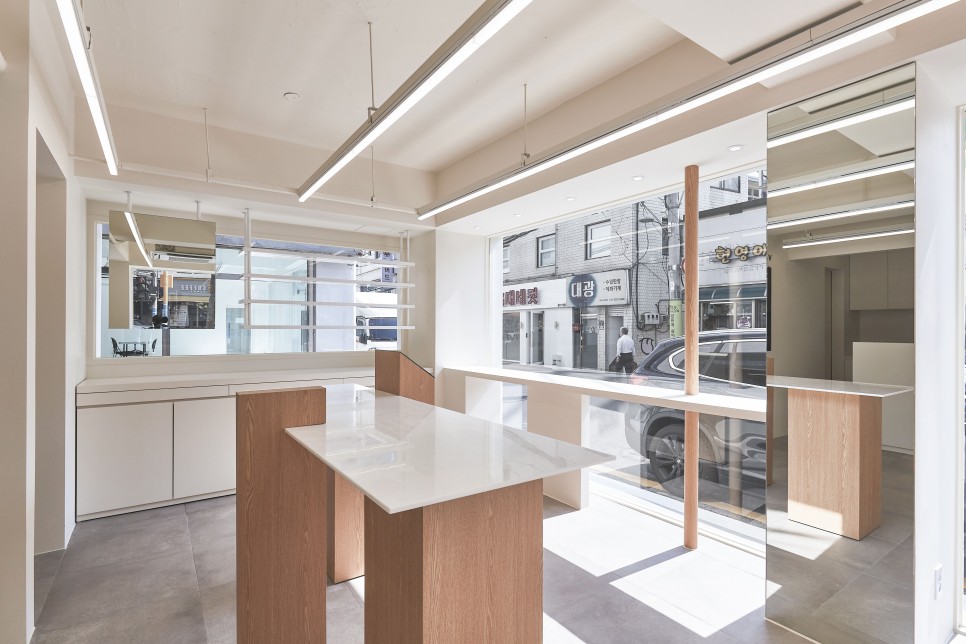 白色与木质，打造 15 平米眼镜店的极简魅力-6