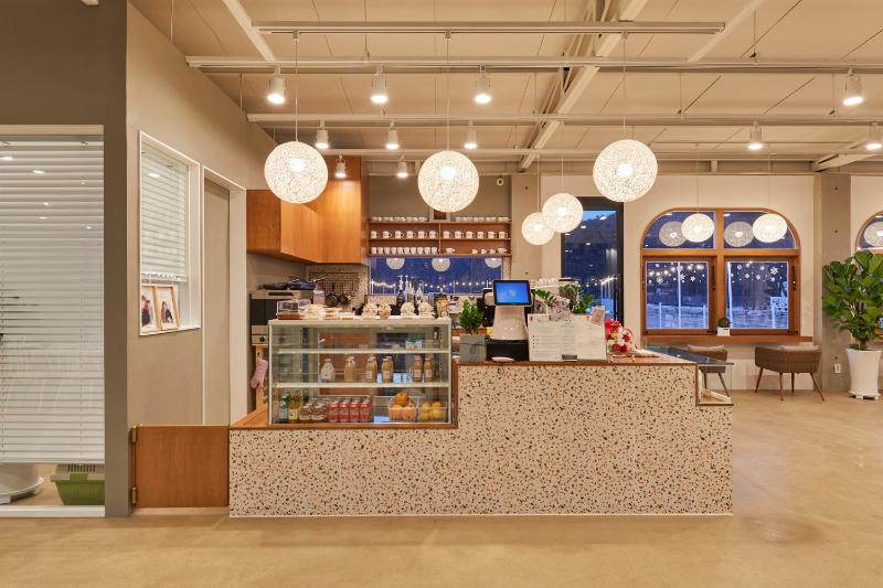 明亮温馨 60 平宠物咖啡厅设计-9