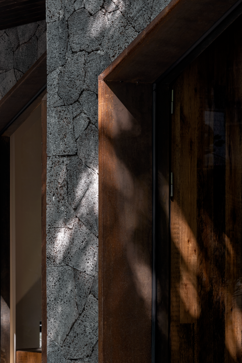 3所“暗黑系”设计师办公室丨中国北京丨广州黑白木设计,北京囙设计,杭州戈多设计-20