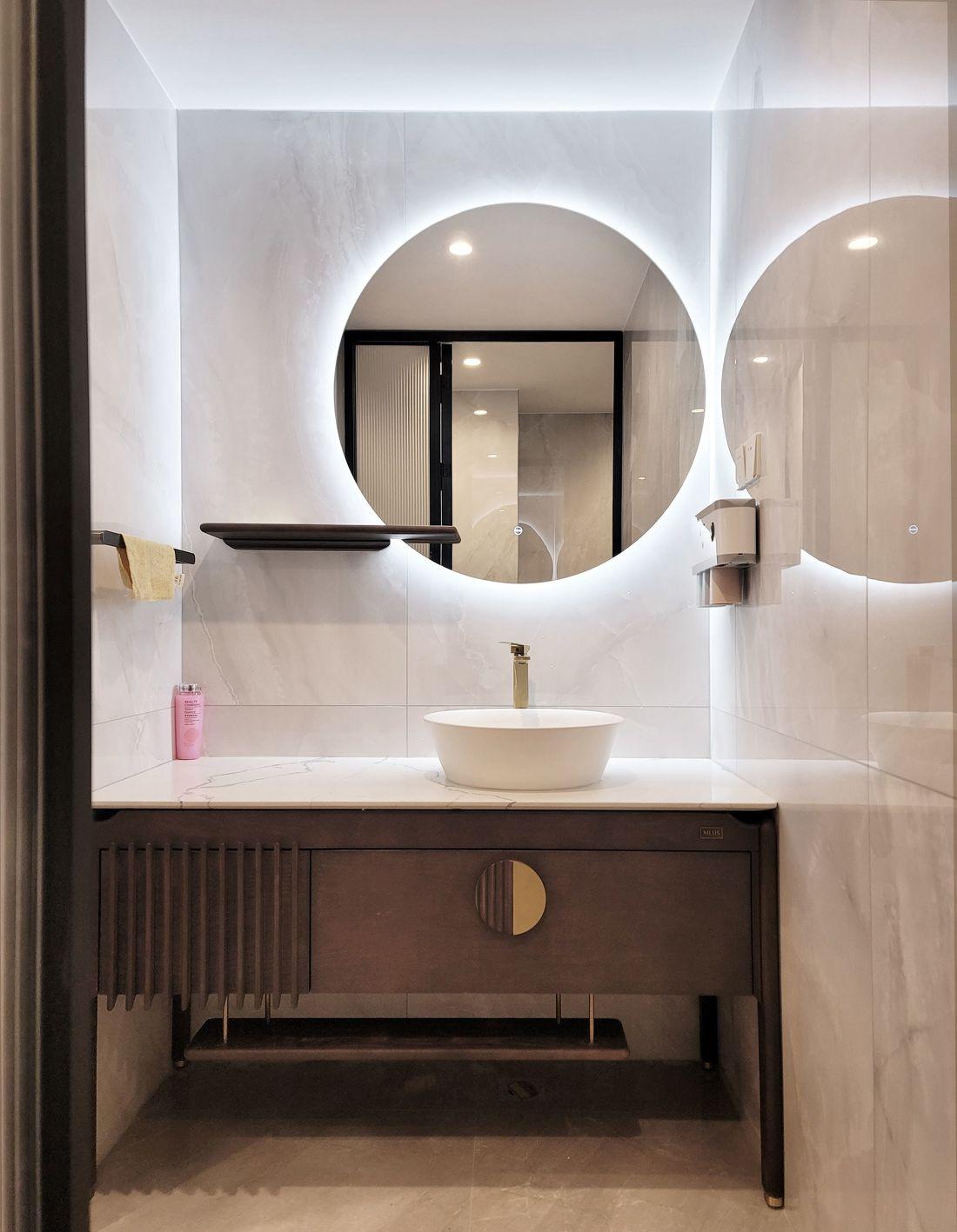 半开放厨房与餐桌相通的设计案例-16