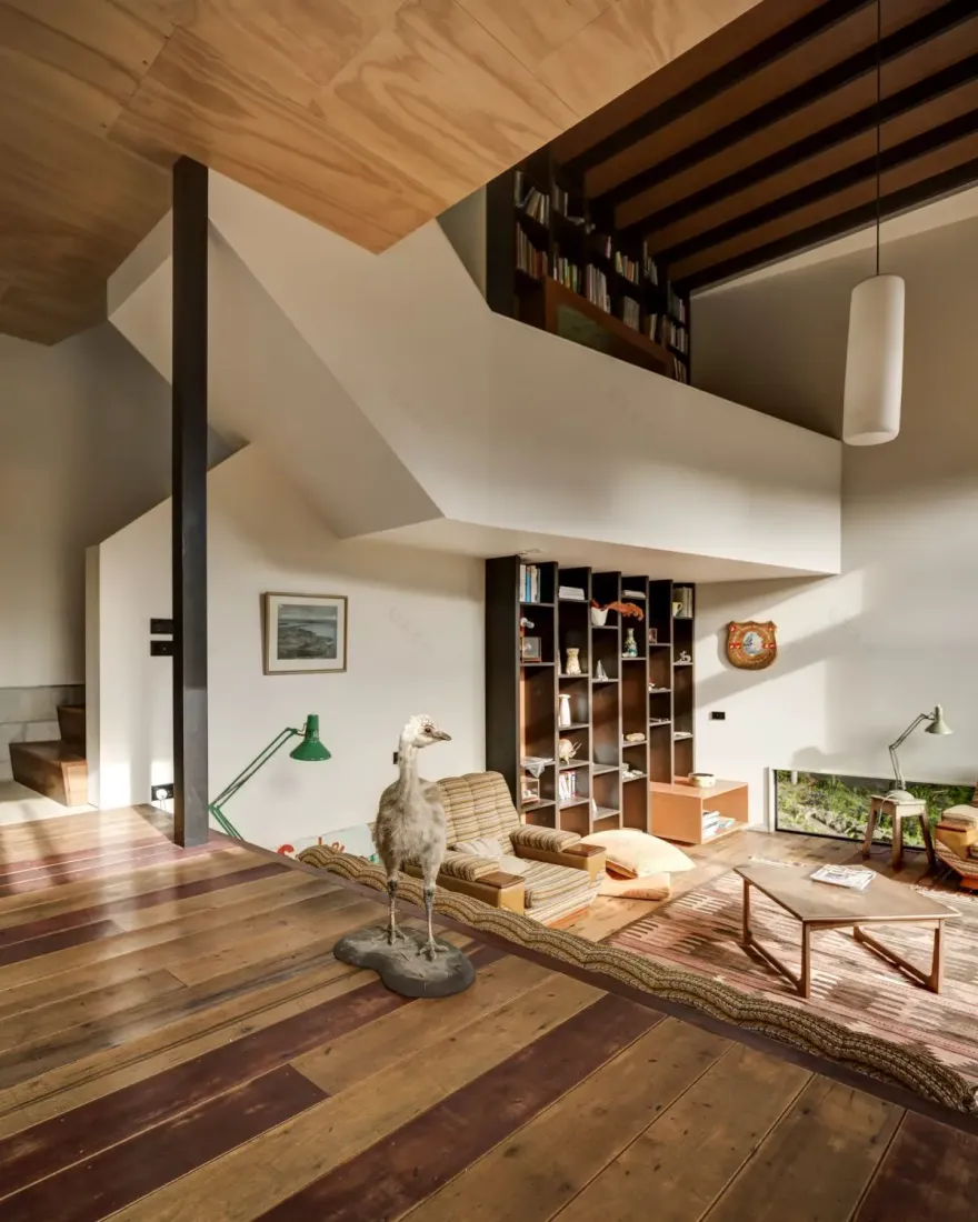 新西兰自然中黑色别墅设计,极简与环保的完美结合-2