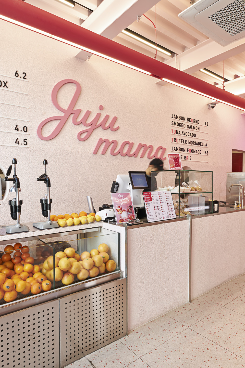 粉色调的 55 度果汁店 | 温馨与潮流的完美融合-7