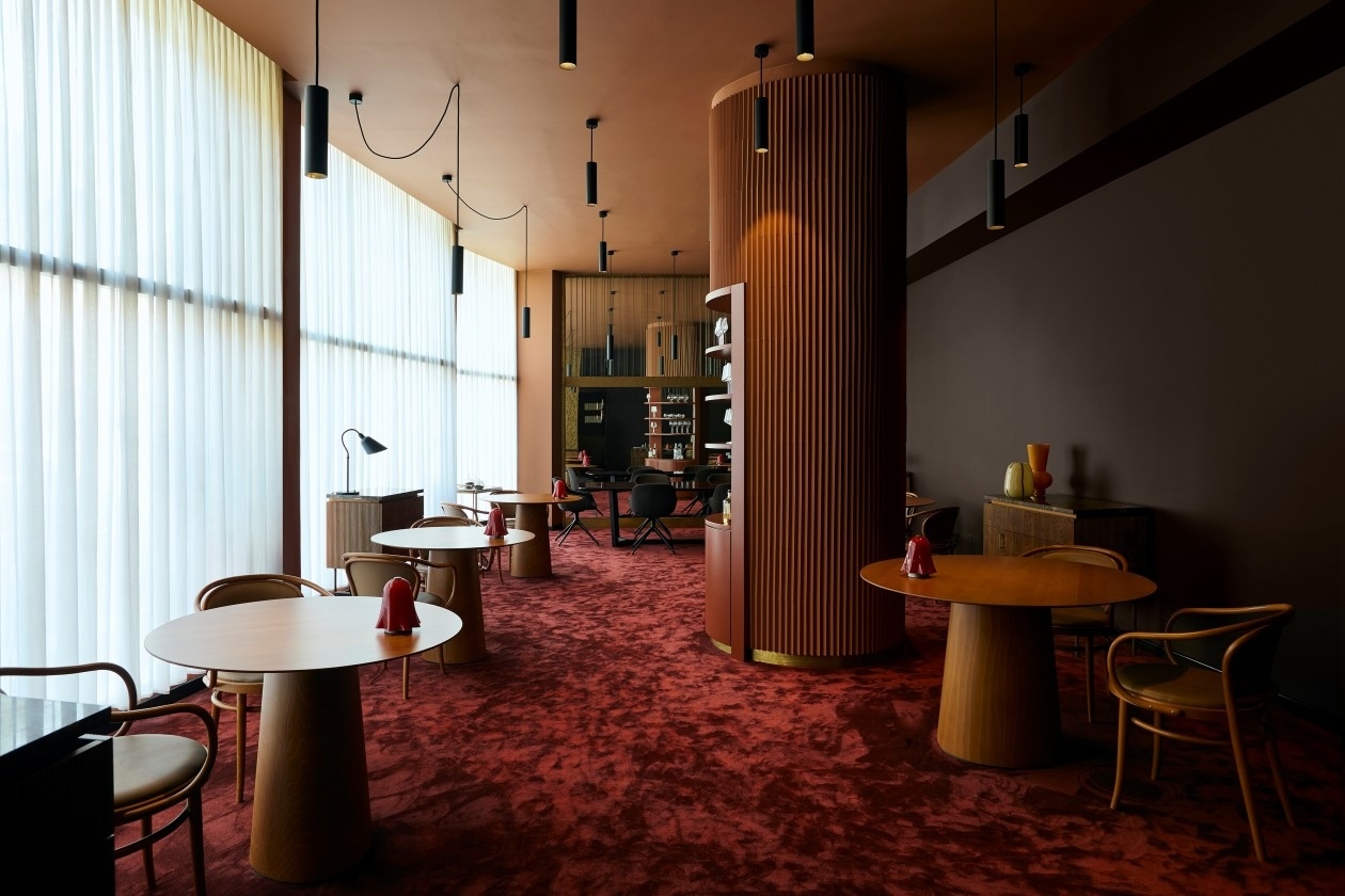 KICK.OFFICE | 一家用色大胆的餐饮空间-2