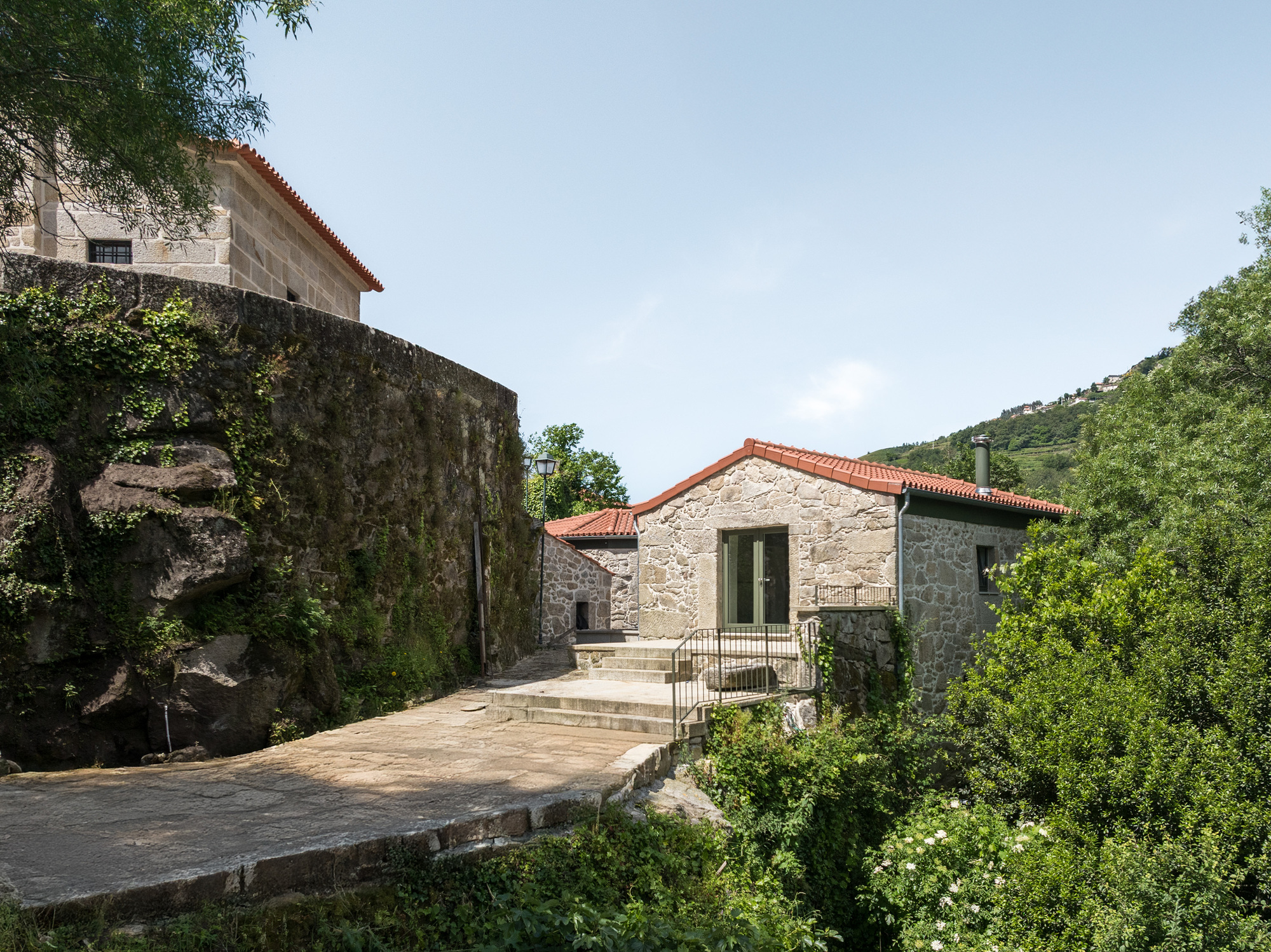 姊妹屋；姊妹楼（需结合具体语境确定最合适的表达，这里假设在描述建筑等场景下） 丨葡萄牙丨oitoo-8