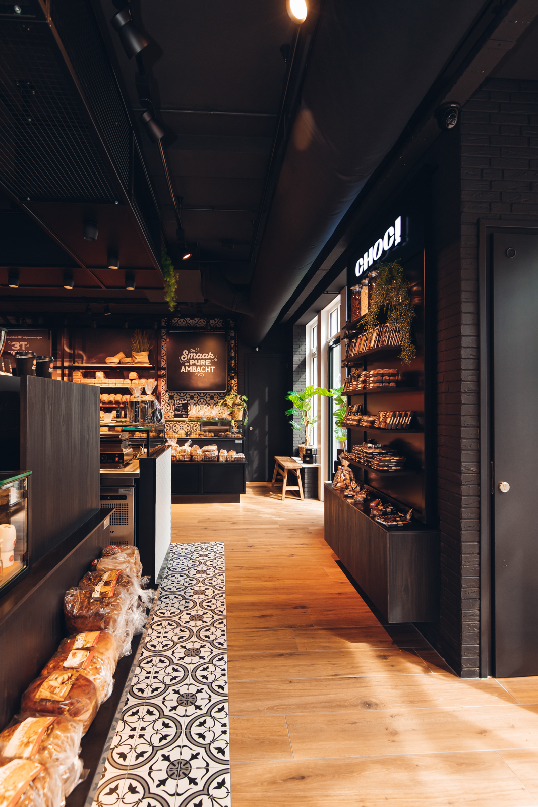 现代荷兰面包店的黑色与白色设计-5