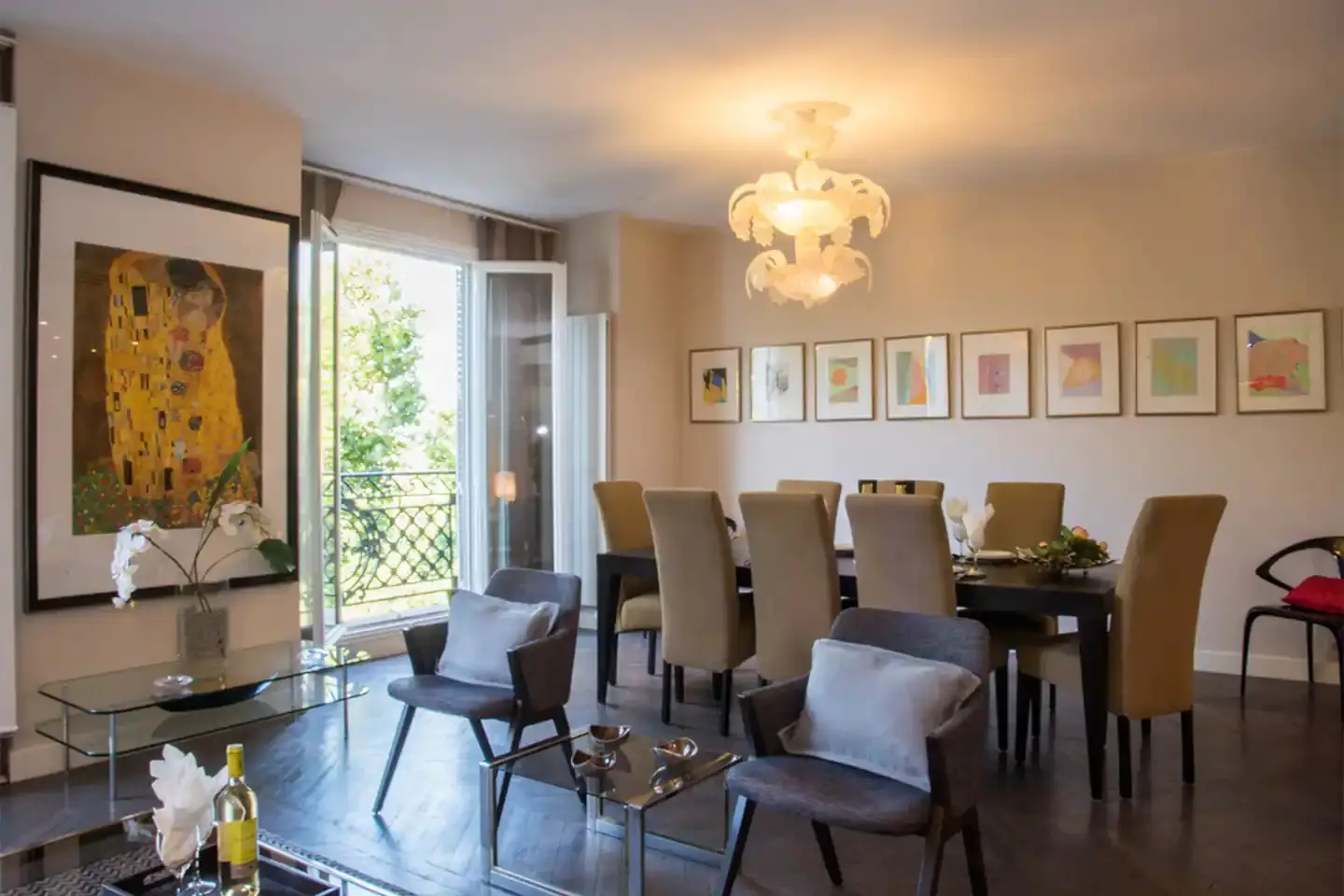 Un appartement classique à Paris avec une vue sur la Tour Eiffel-4