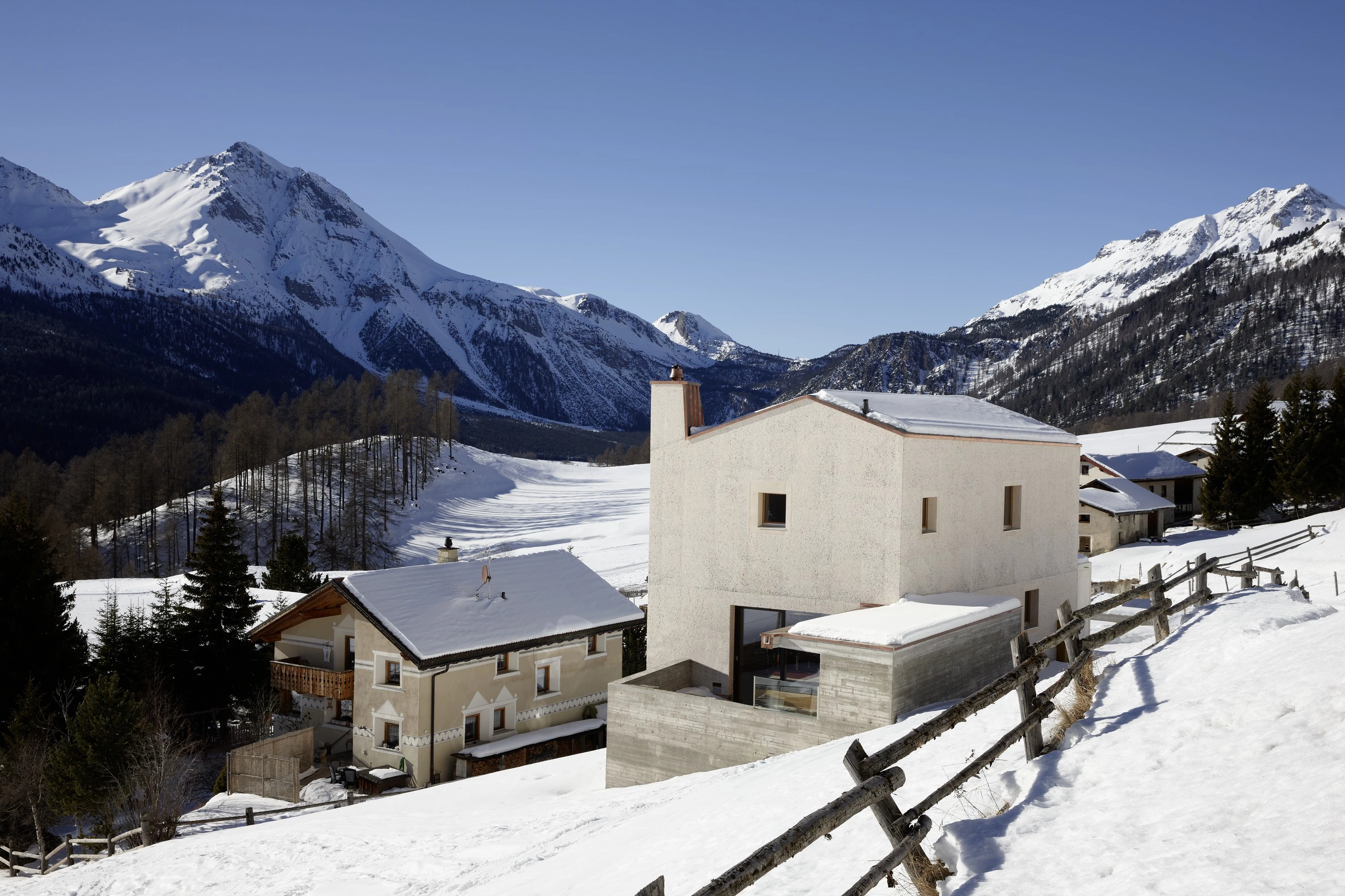 瑞士 Val Monastero 山间混凝土住宅,融入自然景观-11