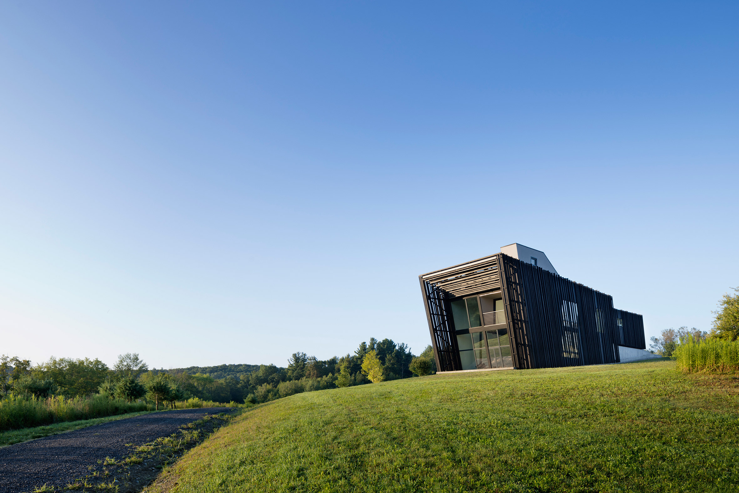 A/O builds slanted black holiday home in Hudson Valley-22