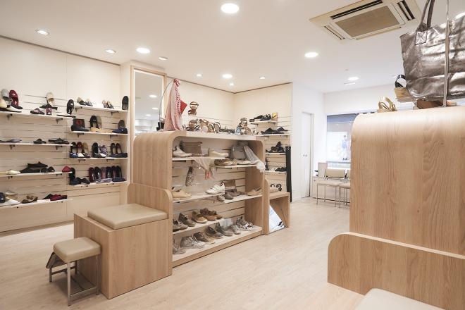 南特木质与白色鞋店布置丨法国南特丨JBCC-30