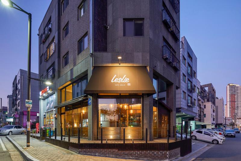 温馨 16 坪咖啡厅，明亮色彩与照明营造舒适氛围-2