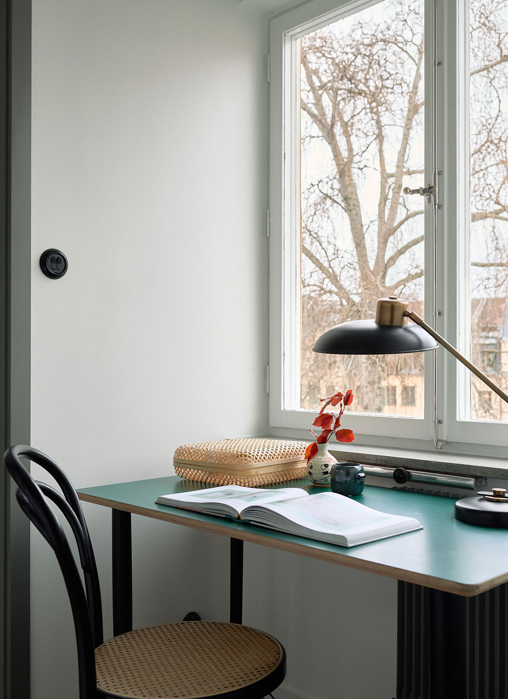 原木与灰色共舞，打造独特斯堪的纳维亚风格公寓-20