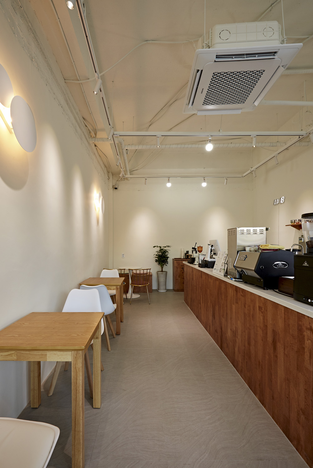 简单时尚的 10 平米咖啡厅设计-10