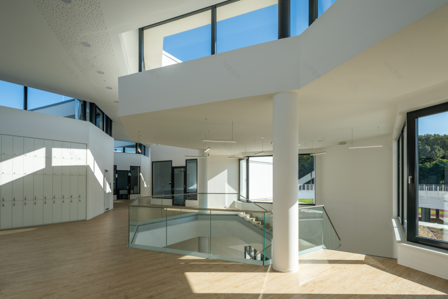 匈牙利国际学校 | 融入自然的圆形设计-34