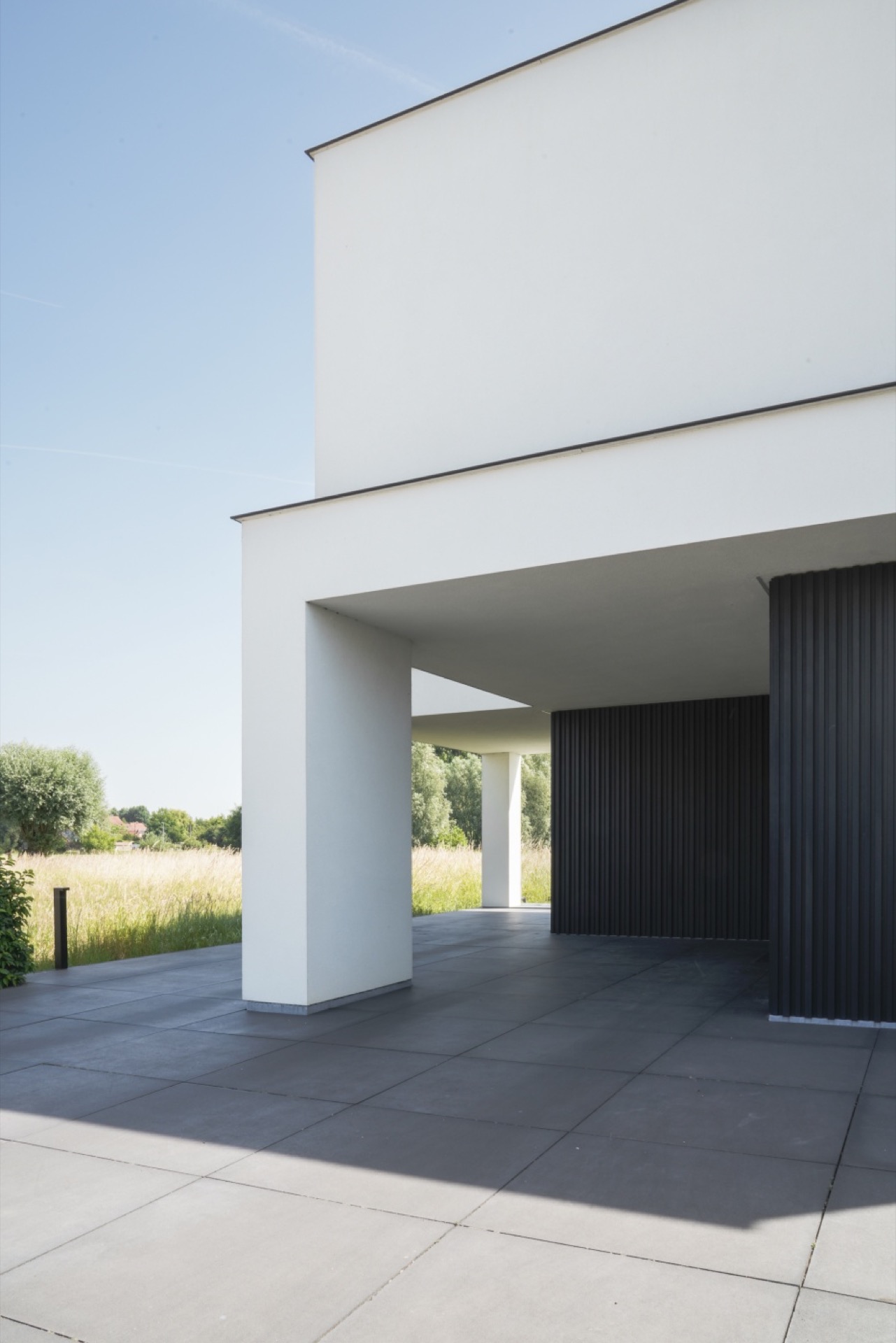 Ruime villa uitgevoerd in strakke, moderne crepi-7