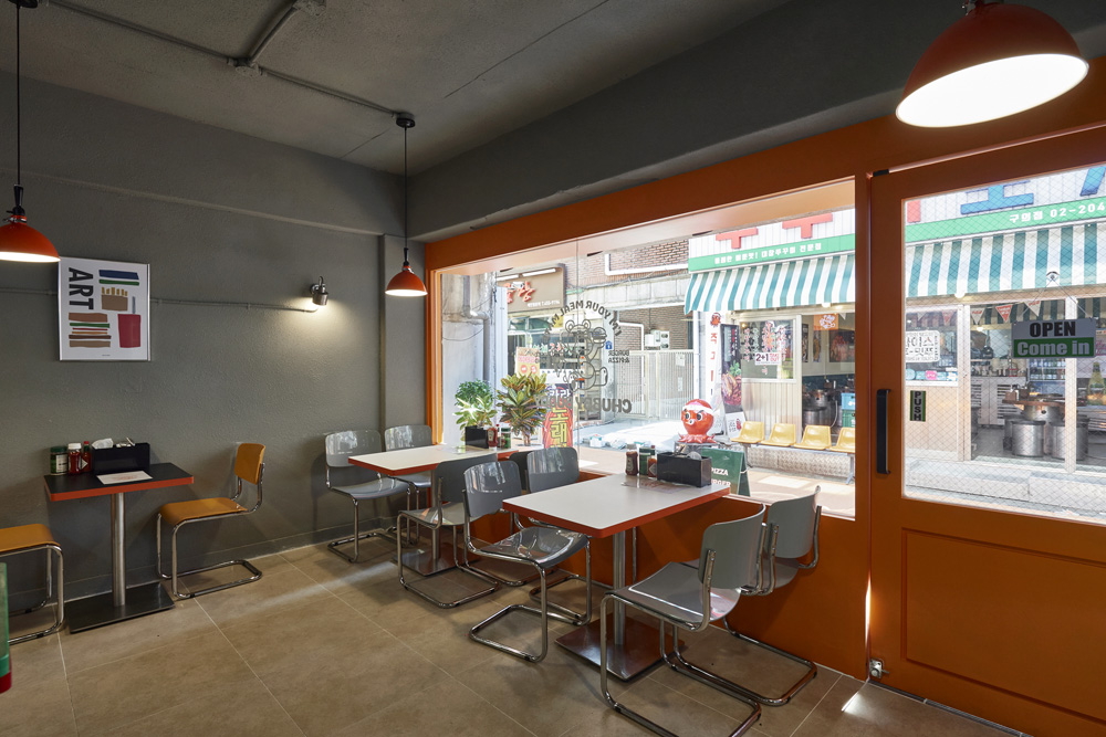 20 平米橙色亮点披萨店，打造极致室内空间-7
