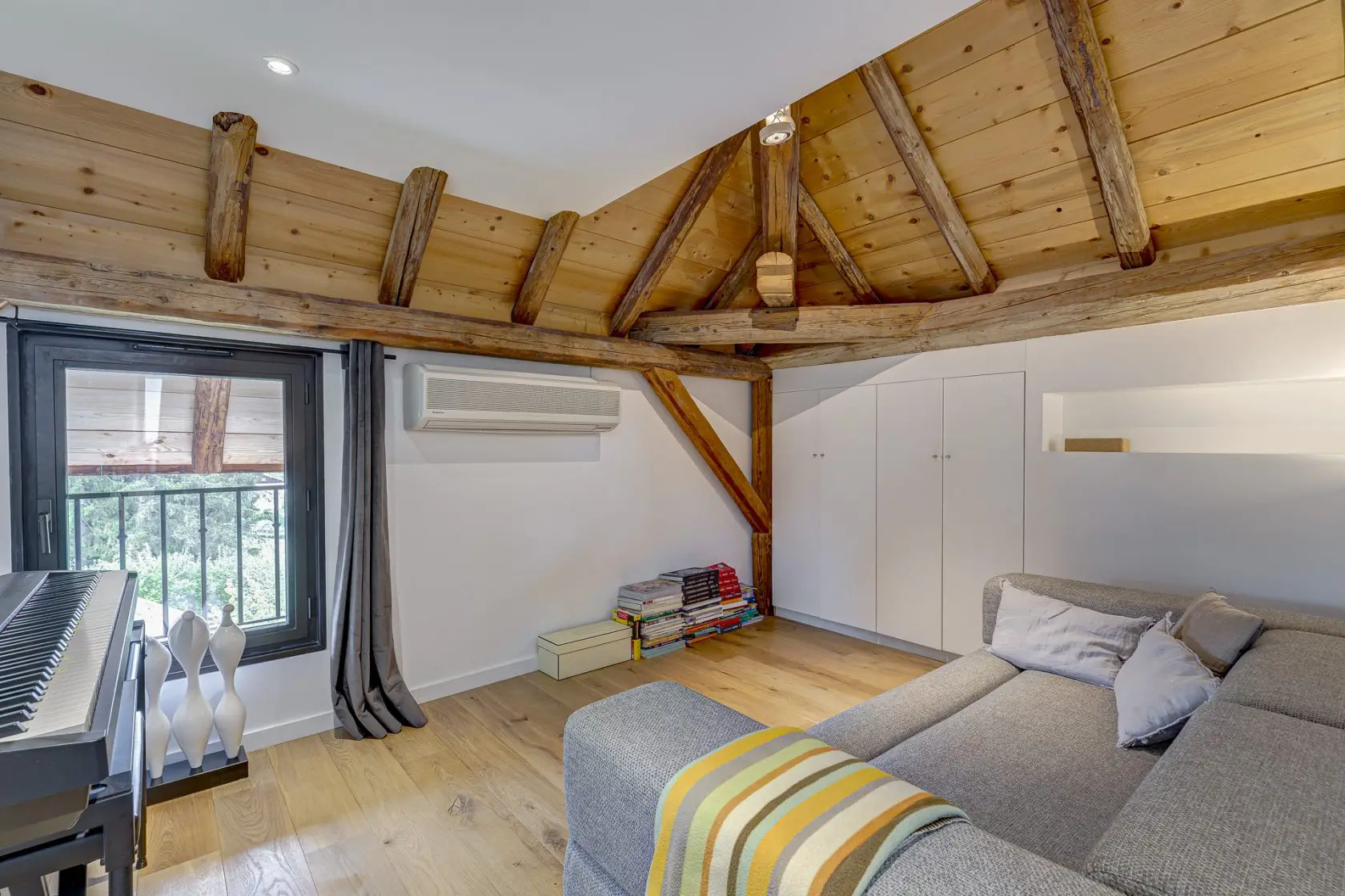 安纳西旧城区的独特复式公寓设计-12