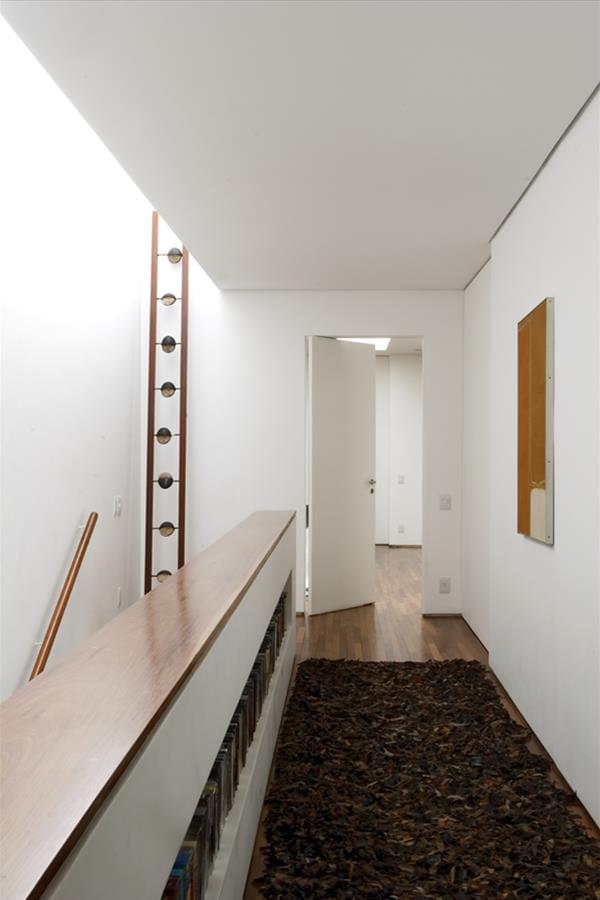 巴西 Isis Chaulon 设计的狭长住宅，引入自然光与绿意，打造温馨家居-7