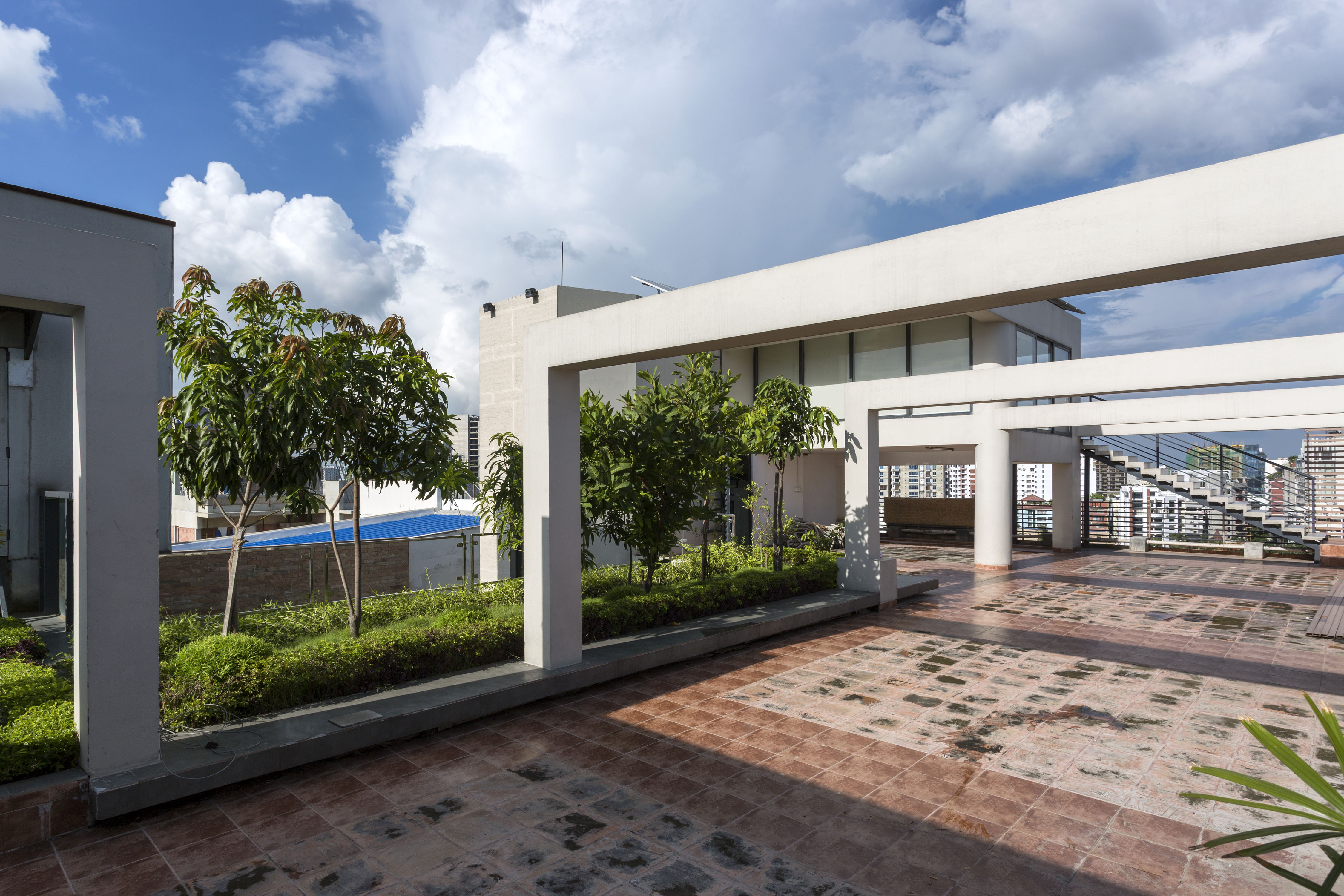 绿意盎然的都市森林办公楼-37