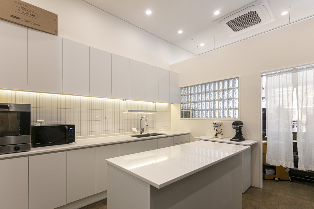 白色与木色交融，极简主义的餐厅设计-10