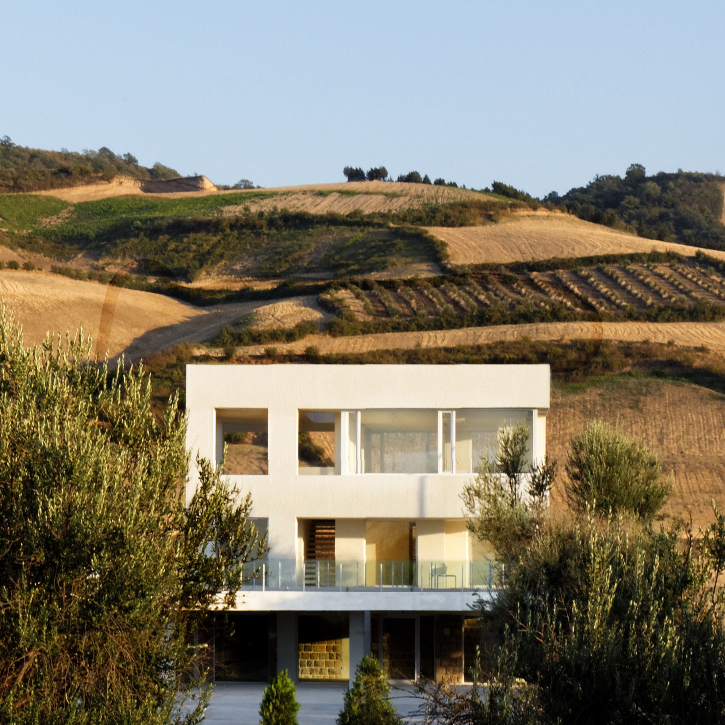 Zav Architects designs Iranian house as a belvedere featuring open-air viewing platforms-0