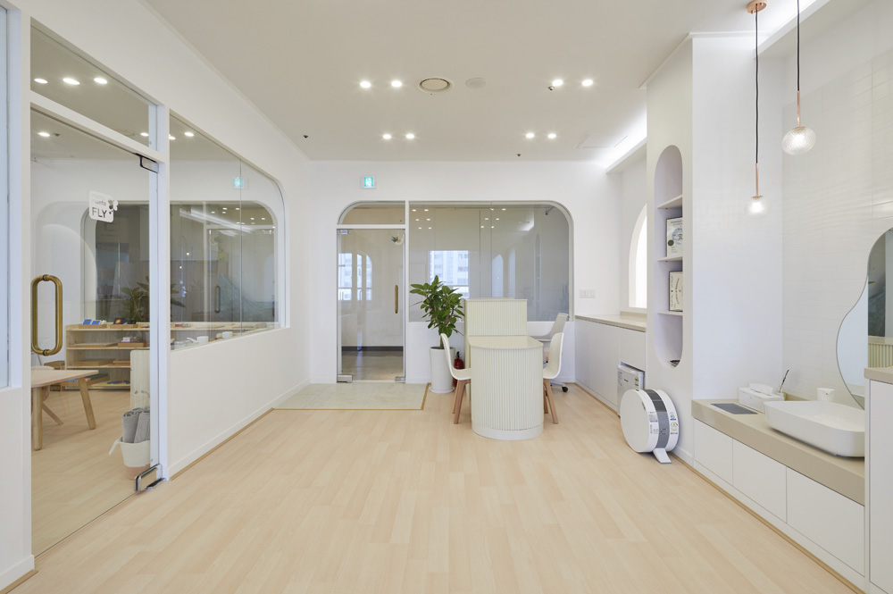 白色&木质，打造 30 平舒适妈妈住宅-10