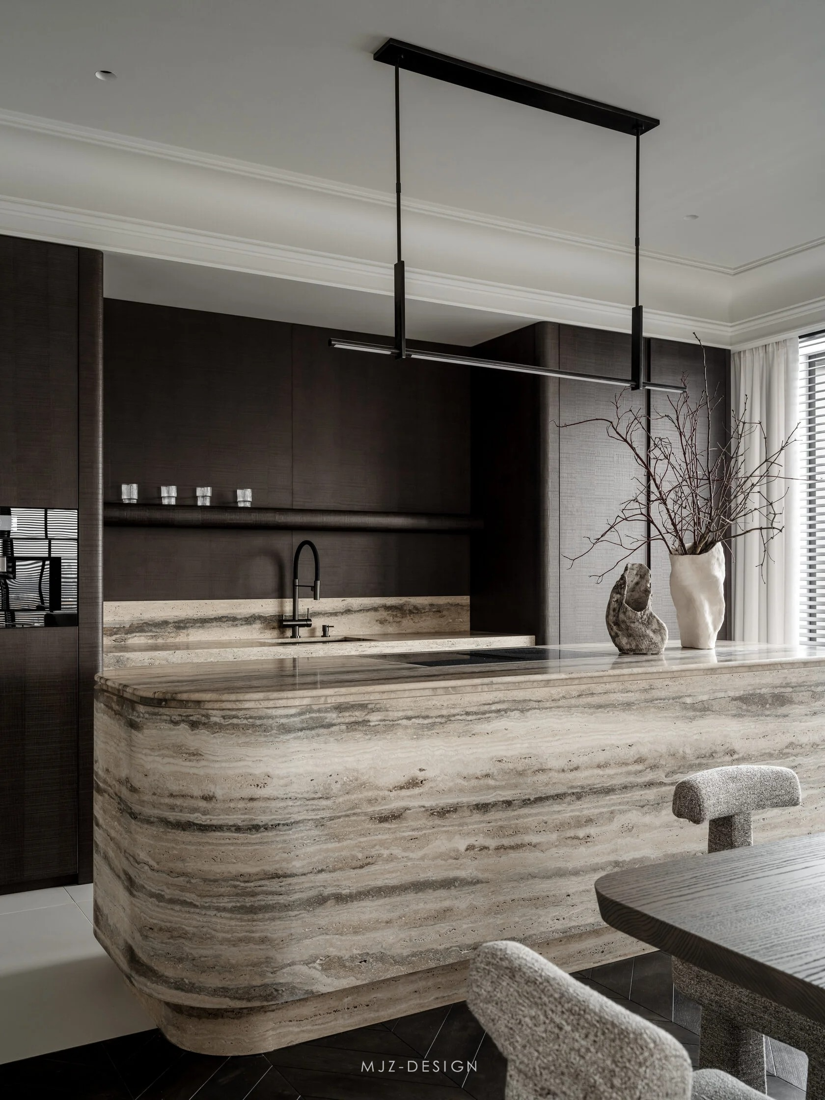 波克隆纳亚街 9 号，127 室（注：由于POKLONNAYA推测为俄语街道名，音译为波克隆纳亚街，127结合常见情况推测为房间号等，若实际情况不符，请提供更多背景信息） 丨俄罗斯莫斯科丨QUADRO ROOM-16