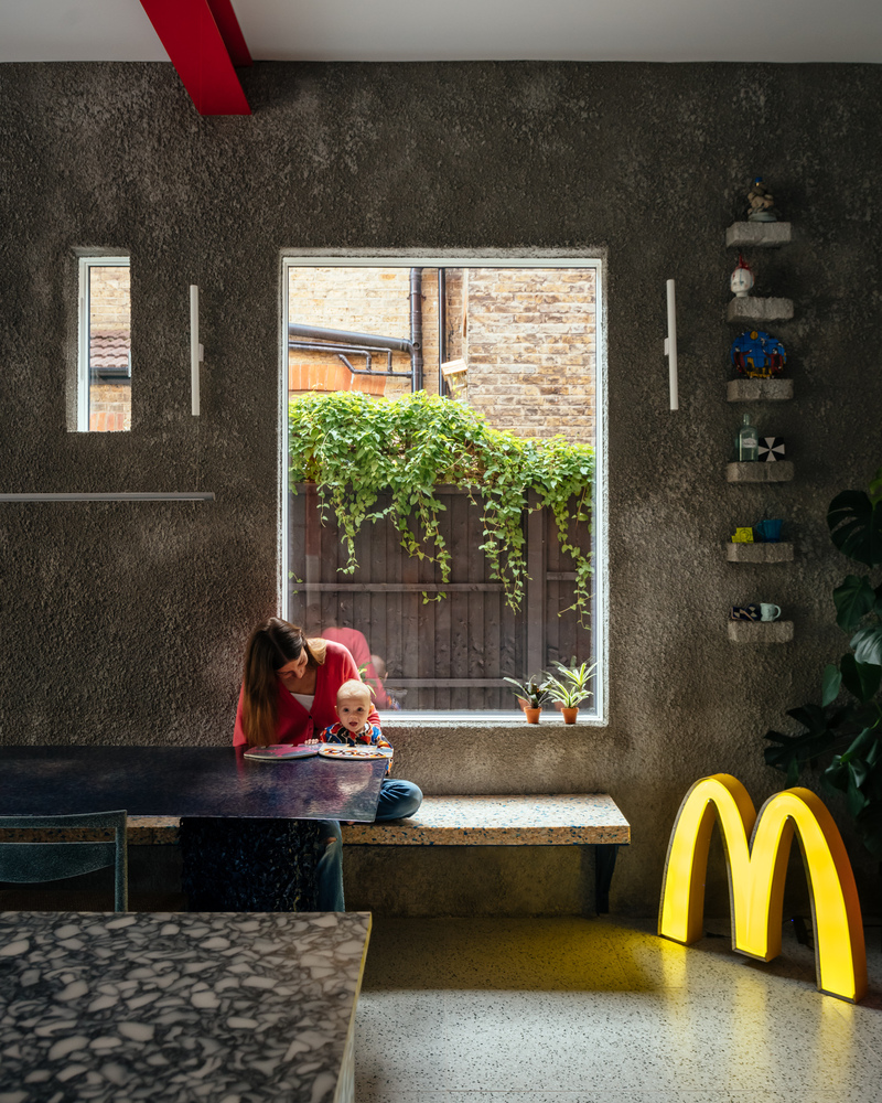 色彩斑斓的“山景房” · 英国伦敦的现代家庭住宅设计丨CAN-35