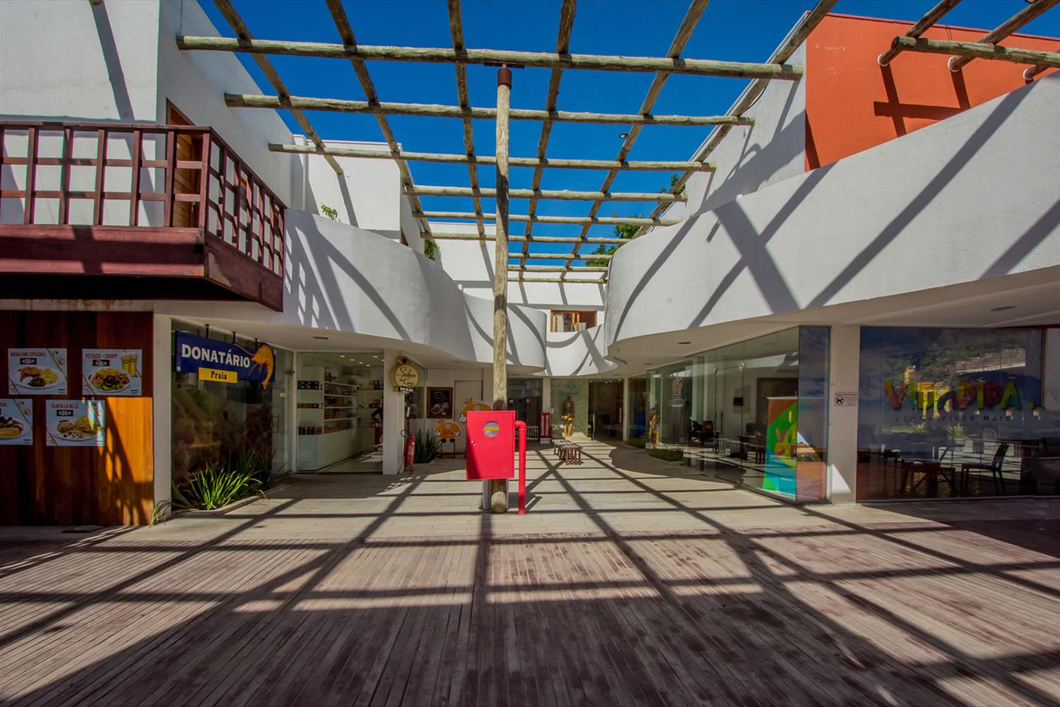 巴西 Villa da Pipa 购物别墅 | 木质与玻璃的完美结合-5