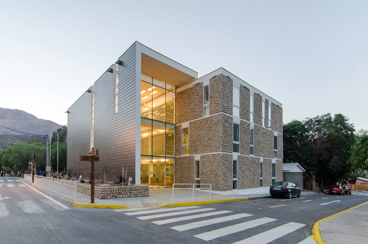 安第斯山脉中的埃斯洛市政厅-10