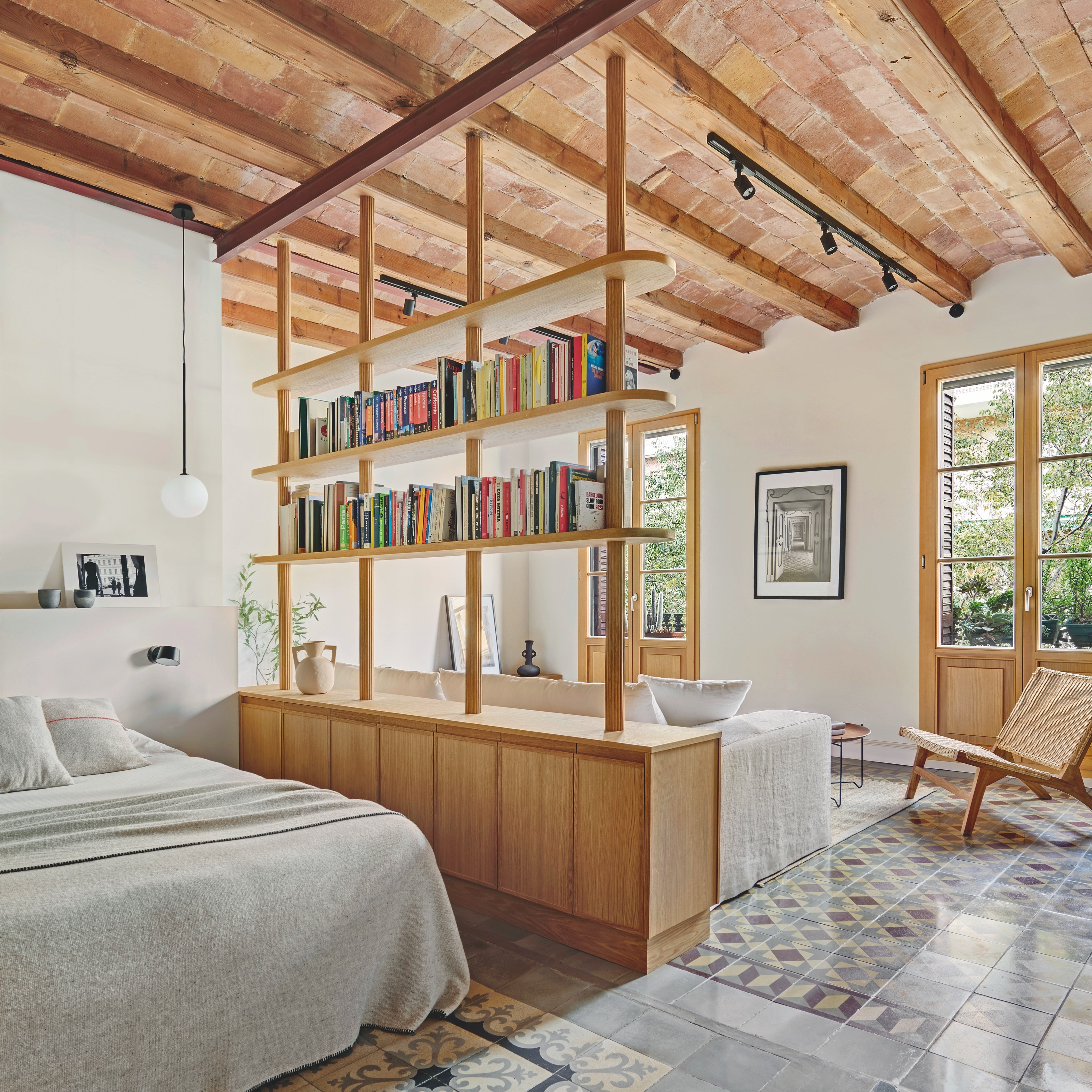 西班牙设计师 Carme Pardo 打造多彩活力巴塞罗那公寓-0