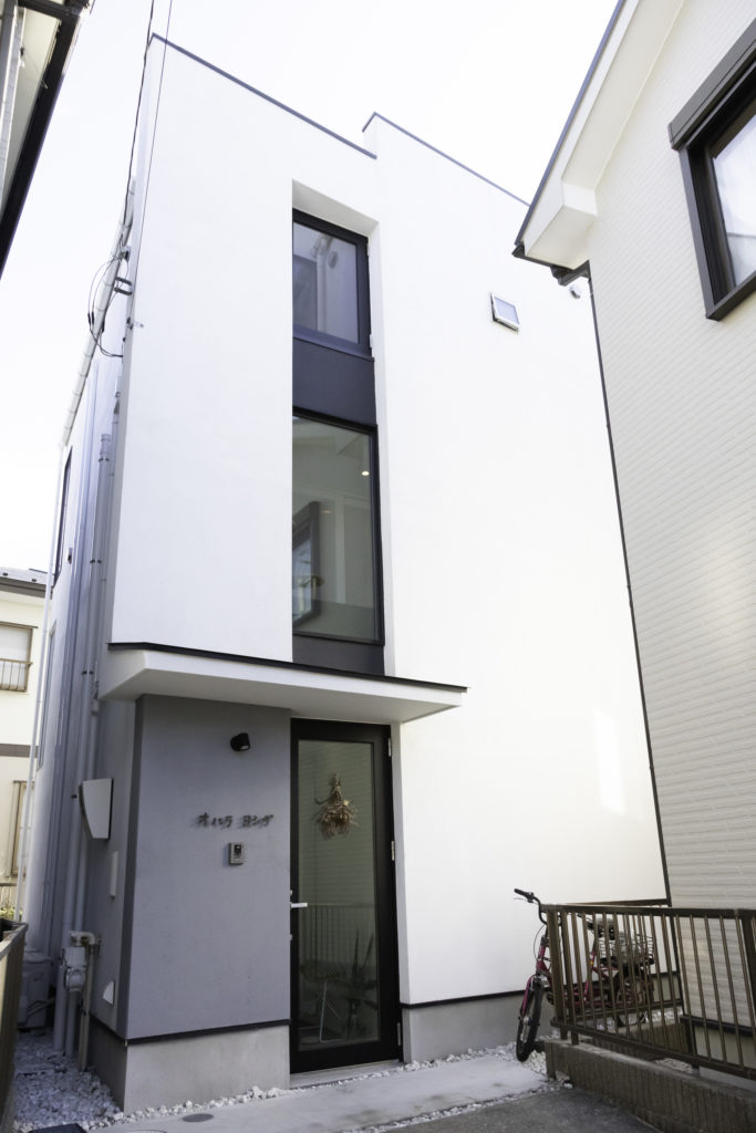 猫たちのお気に入りがいっぱい 適度な距離感で住まう大人4人と猫6匹の快適生活 | Architecture | 100%LiFE-1