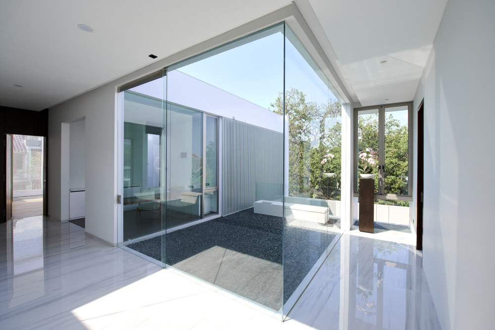 印尼白色简约住宅设计-23