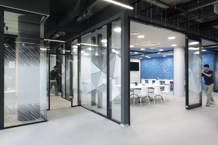 Milestone Systems 索非亚办公室——对称布局中的空间多变性-21