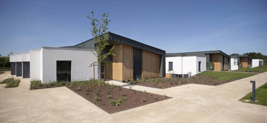 狼堡养老院
注:Ehpad是法语中EHPAD的写法,指接收失能老人的养老院;Le Château du Loup直译为狼之城堡,结合前面的Ehpad,意译为狼堡养老院 丨Studio Gardoni-2