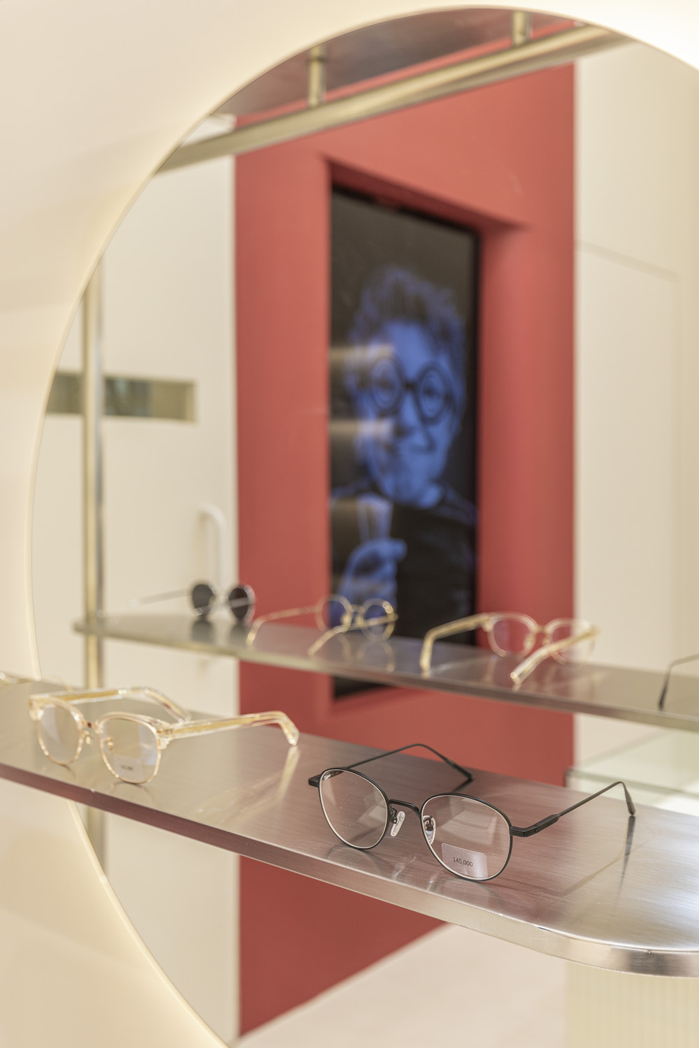 色彩点睛的 12 平米潮流眼镜店设计-14