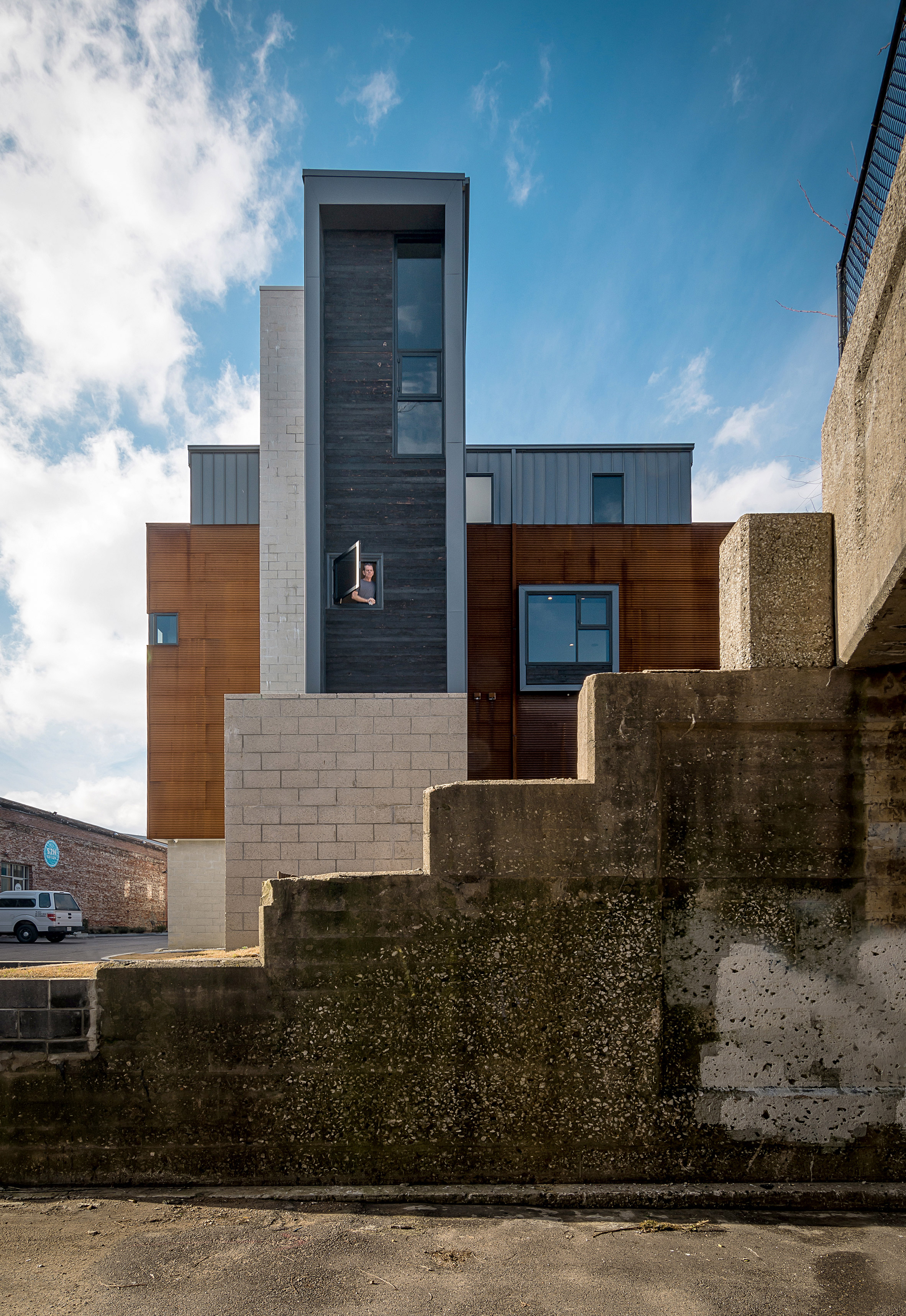 Archimania creates tall family home overlooking train tracks in Memphis-18