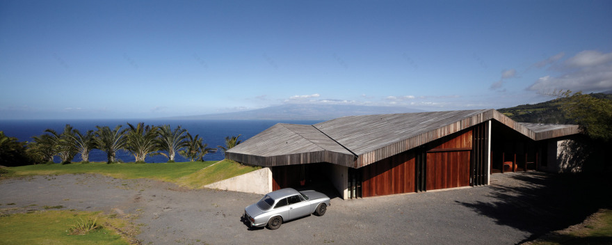 Angular roof covers clifftop home in Maui by Dekleva Gregorič Arhitekti-2