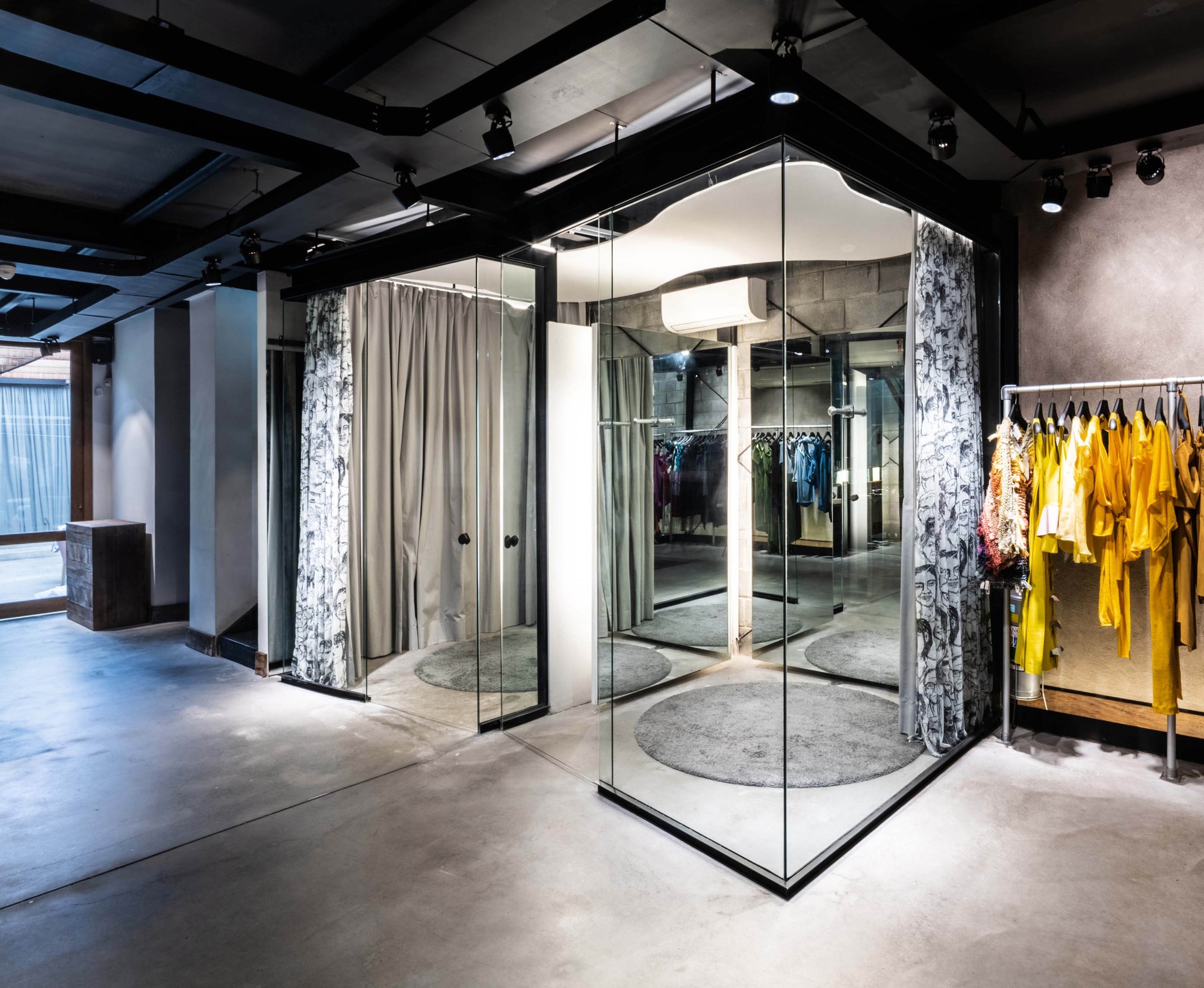 时尚玻璃盒子 | Fernanda Yamamoto 商店的室内设计-8