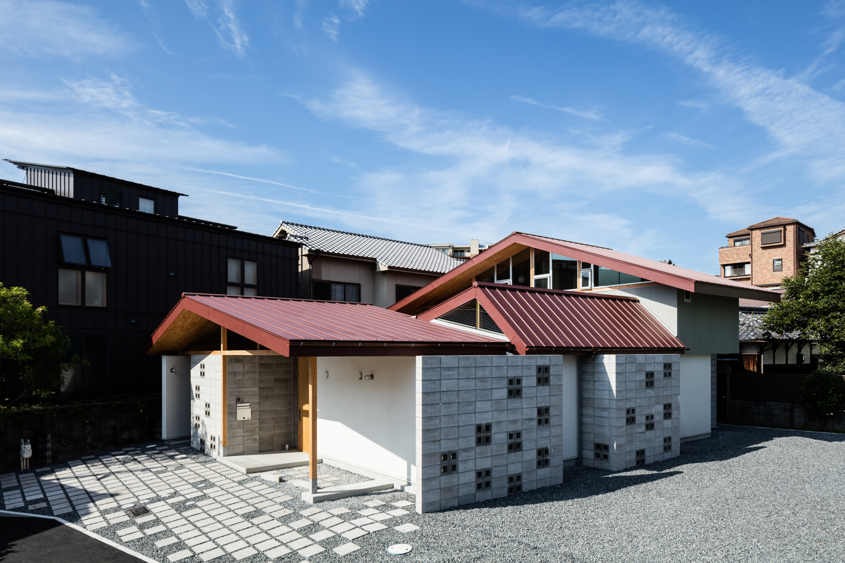 surrounded house 2-0