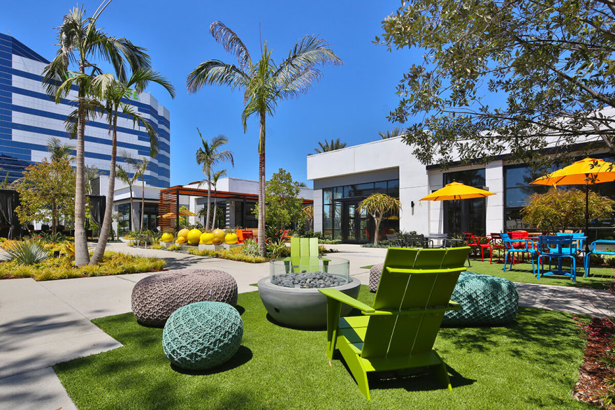 飞地;有围墙的社区;专属区域(需结合具体语境确定最合适的表述,若这里指高档封闭社区,‘有围墙的社区’较合适;若指地理意义上的,‘飞地’更准确等) 但按照严格要求这里还是统一给出 飞地 丨美国洛杉矶丨Lifescapes International-5