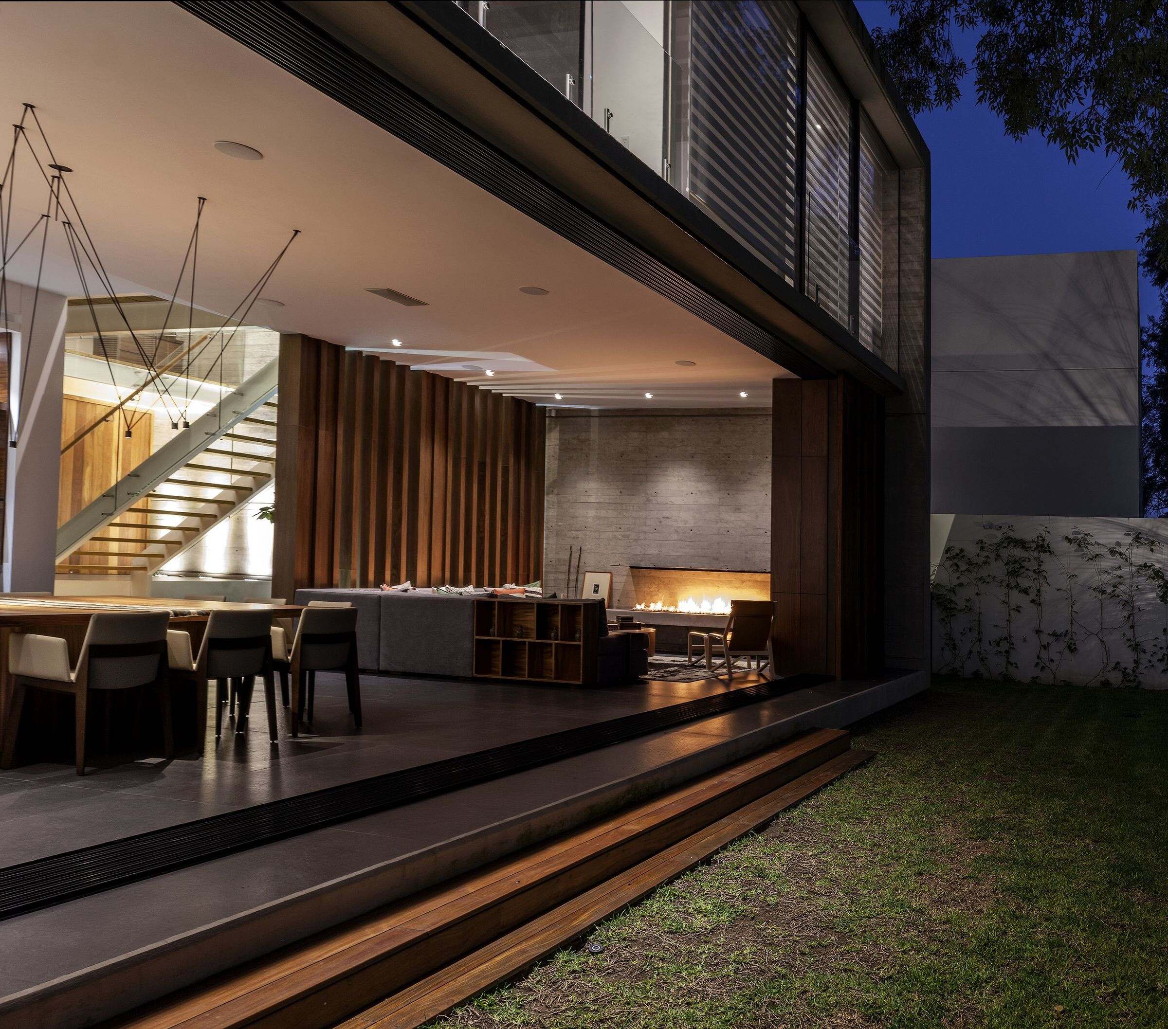 墨西哥森林中的悬浮木质楼梯住宅-31