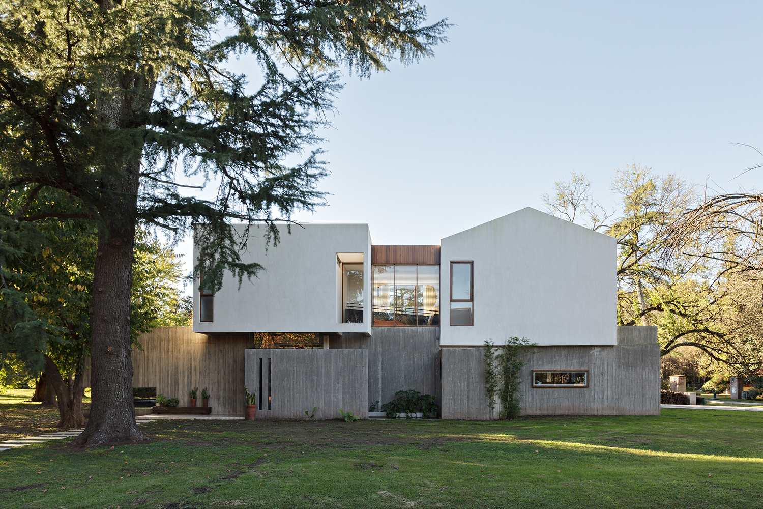 阿根廷封闭社区内的独特几何住宅-29