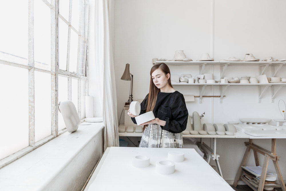 现代之家搬入盒子的碗-0