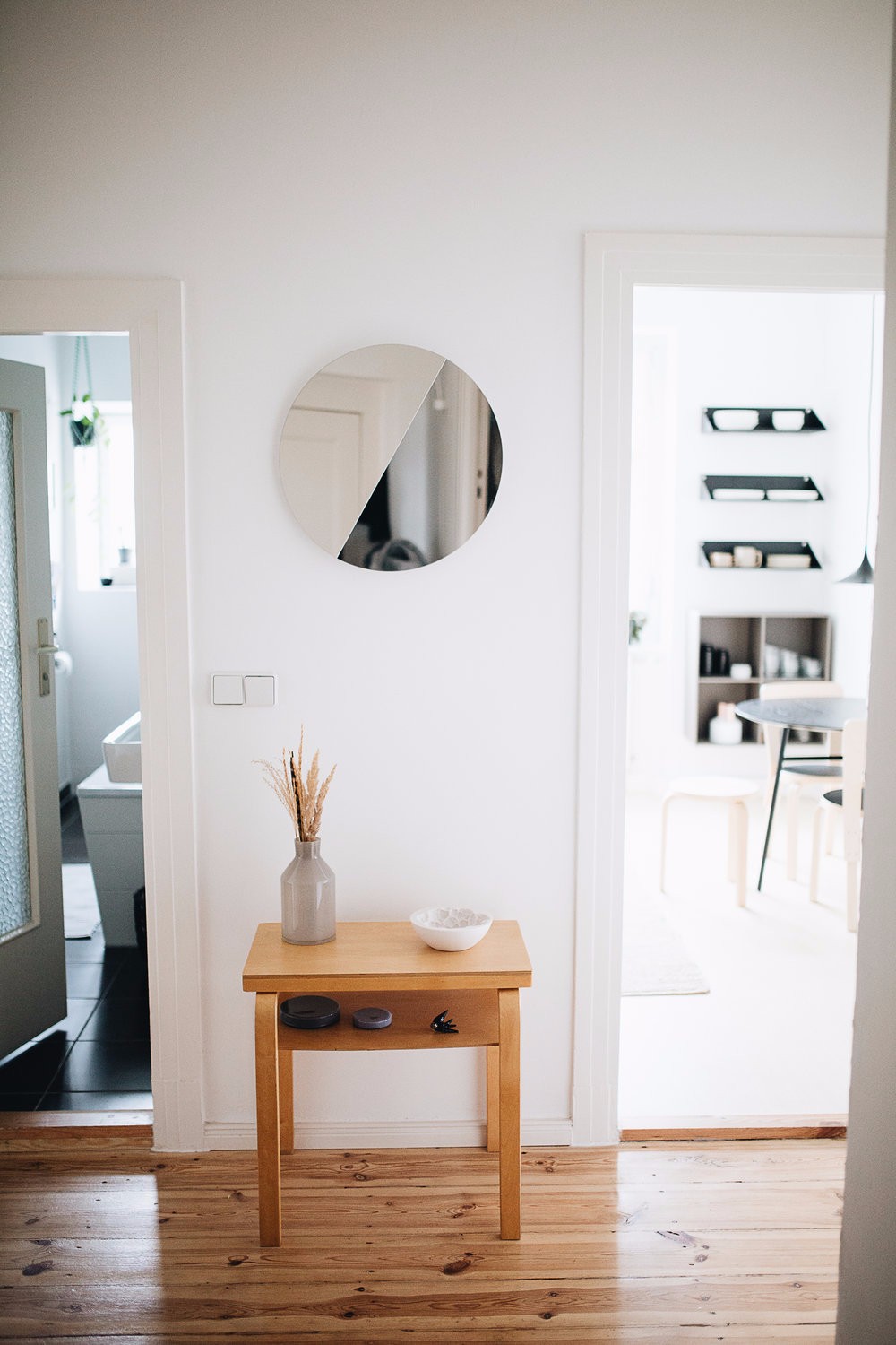 67㎡ 小公寓，墙壁上的层板、挂钩、衣架设计的太赞了-2