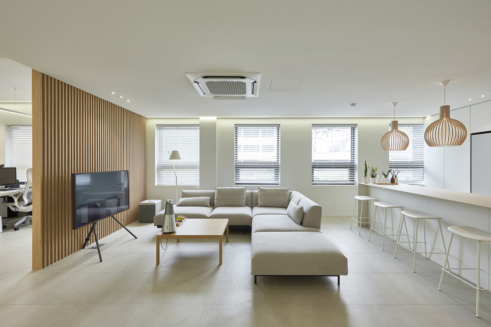 白色与木色，打造高级办公室空间-2