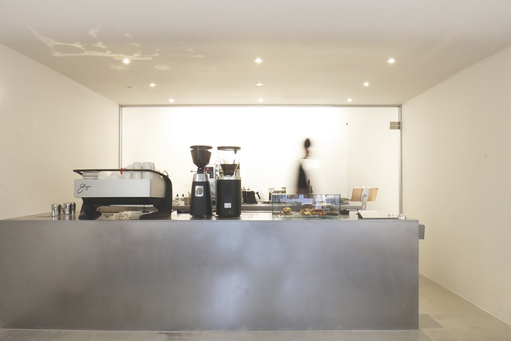 16 平现代简约咖啡厅，素雅白与温暖木的完美结合-3