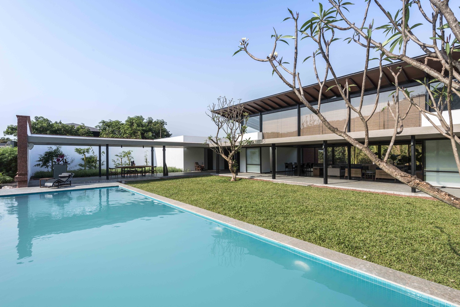 双胞胎别墅 | 红土墙与芒果树的庭院式家园-53