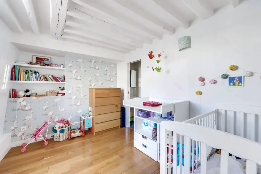 巴黎老建筑中焕然一新的家庭公寓设计-7