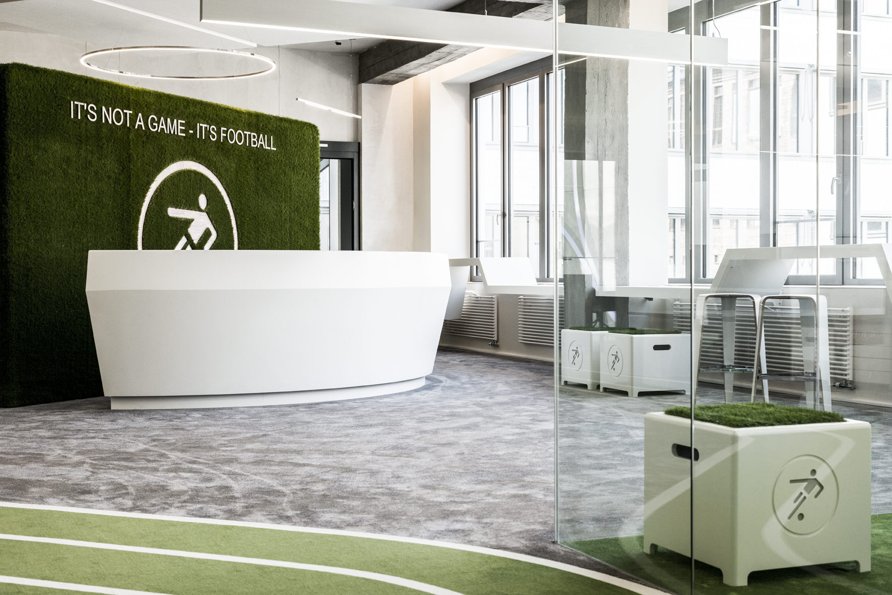 绿意盎然的足球主题办公室-31